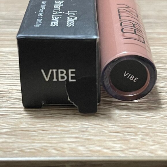 Laritzy Cosmetics BNIB Effortless High-Gloss Hydrating Lipgloss in Vibe - Picture 3 of 6